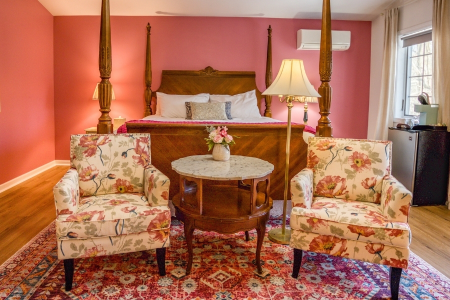 Unique rooms at inn at stockbridge with rennovated modern private bathroom